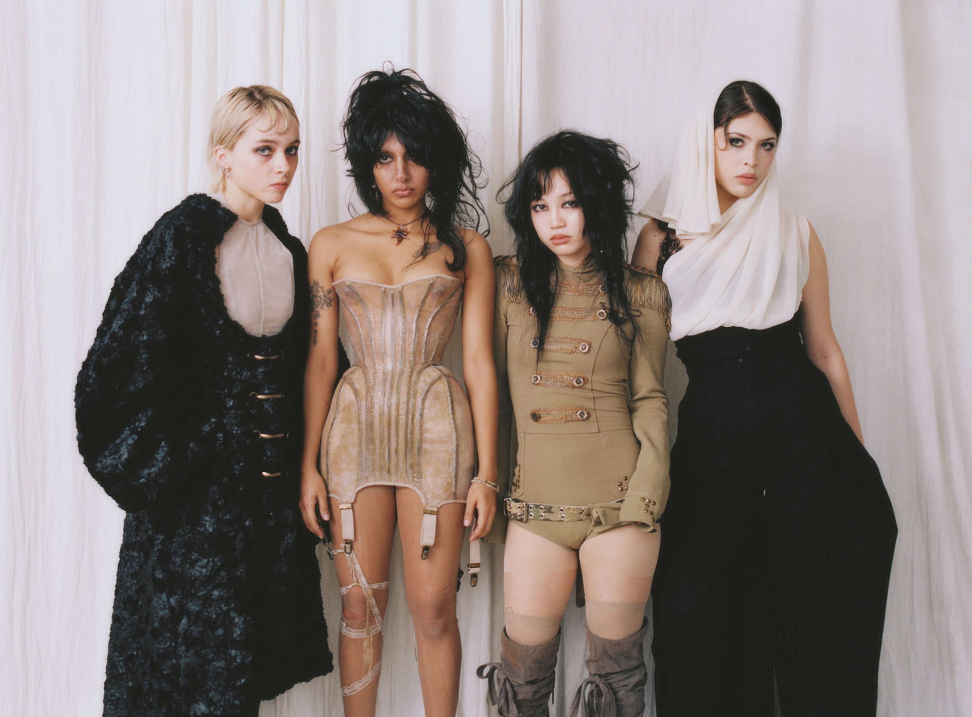Full Indocile cast — Lee, Divya, Mio and Monáe Simpson